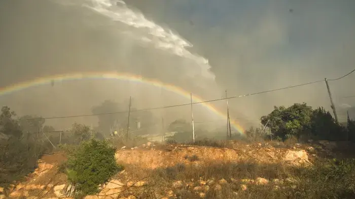 קשת באמצע שריפת הענק ביערות הכרמל, דצמבר 2010 קשת באמצע שריפת הענק ביערות הכרמל, דצמבר 2010