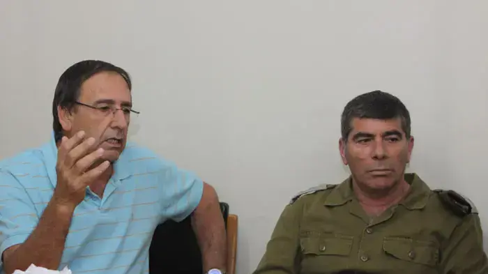 הרמטכ"ל גבי אשכנזי עם ראש מועצת חוף הכרמל, כרמל סלע, במהלך דיון הערכת מצב בצפון, יום שבת הרמטכ"ל גבי אשכנזי עם ראש מועצת חוף הכרמל, כרמל סלע, במהלך דיון הערכת מצב בצפון, יום שבת