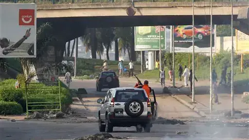 עימותים בין הצבא למפגינים ברחוב באבידג'אן בעקבות הבחירות לנשיאות חוף השנהב עימותים בין הצבא למפגינים ברחוב באבידג'אן בעקבות הבחירות לנשיאות חוף השנהב