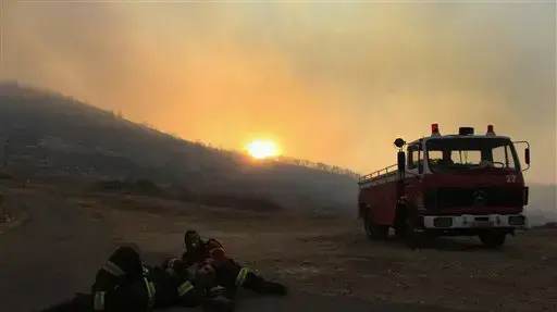 כבאים נחים ממלאכת הכיבוי ליד טירת הכרמל כבאים נחים ממלאכת הכיבוי ליד טירת הכרמל