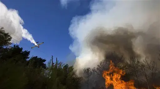 מטוס כיבוי נאבק באש ליד ימין אורד מטוס כיבוי נאבק באש ליד ימין אורד