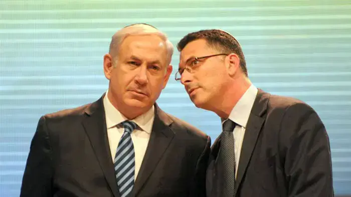 ראש הממשלה, בנימין נתניהו ושר החינוך, גדעון סער, בחידון התנ"ך למבוגרים, דצמבר 2010 ראש הממשלה, בנימין נתניהו ושר החינוך, גדעון סער, בחידון התנ"ך למבוגרים, דצמבר 2010