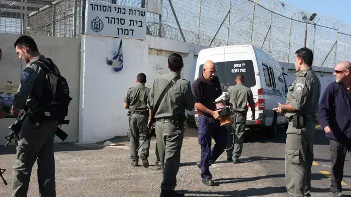 אסירים חוזרים לכלא דמון אחרי שריפת הענק בכרמל, דצמבר 2010 אסירים חוזרים לכלא דמון אחרי שריפת הענק בכרמל, דצמבר 2010