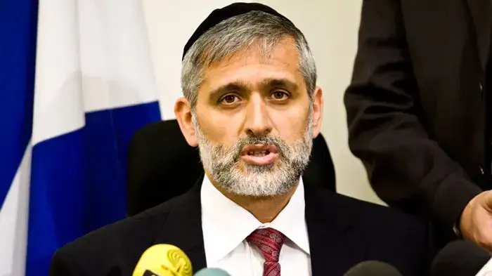 שר הפנים, אלי ישי, במסיבת עיתונאים בעקבות פרסום דוח מבקר המדינה על השריפה בכרמל, דצמבר 2010 שר הפנים, אלי ישי, במסיבת עיתונאים בעקבות פרסום דוח מבקר המדינה על השריפה בכרמל, דצמבר 2010