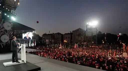 מנהיג המפלגה הדמוקרטית באיטליה, פיירלואיג'י ברסאני, נואם בהפגנה ברומא נגד שחיתותו של ראש הממשלה ברלוסקוני מנהיג המפלגה הדמוקרטית באיטליה, פיירלואיג'י ברסאני, נואם בהפגנה ברומא נגד שחיתותו של ראש הממשלה ברלוסקוני