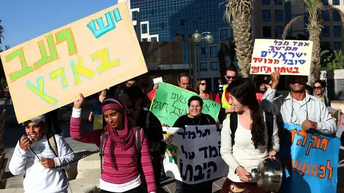 הפגנת מחאה על הטיפול ב"ילדי ביבי" הסובלים מעוני ורעב מול קריית הממשלה בבאר שבע, דצמבר 2010 הפגנת מחאה על הטיפול ב"ילדי ביבי" הסובלים מעוני ורעב מול קריית הממשלה בבאר שבע, דצמבר 2010