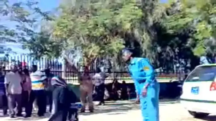 שוטר מלקה אשה בכיכר בחרטום בירת סודן שוטר מלקה אשה בכיכר בחרטום בירת סודן