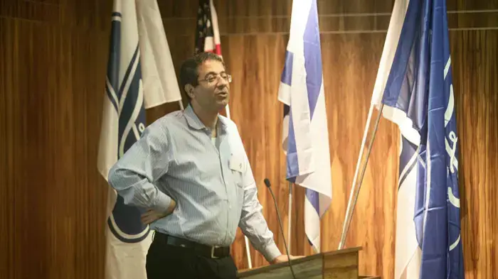 אילן ישועה, מנכ"ל וואלה מעניק את פרס פורד לאיכות סביבה, דצמבר 2010 אילן ישועה, מנכ"ל וואלה מעניק את פרס פורד לאיכות סביבה, דצמבר 2010