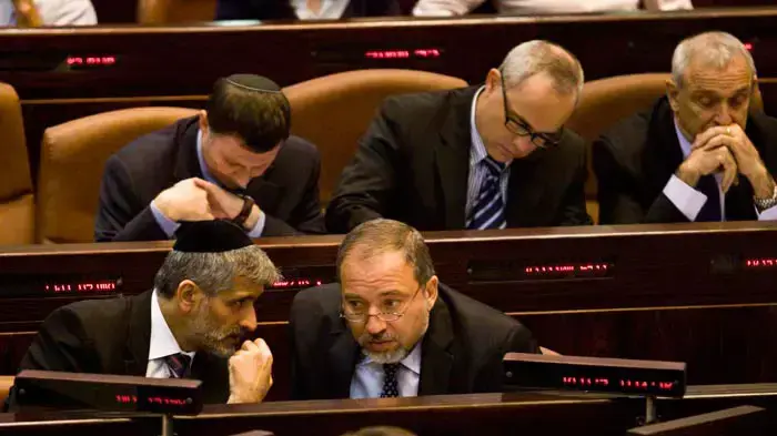 אביגדור ליברמן ואלי ישי בפתיחת מושב הכנסת, אוקטובר 2010 אביגדור ליברמן ואלי ישי בפתיחת מושב הכנסת, אוקטובר 2010