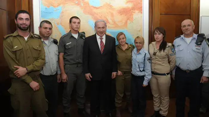 ראש הממשלה, בנימין נתניהו, נפגש עם חיילים מקורס נתיב העומדים לפני גיור, משרד רה"מ, דצמבר 2010 ראש הממשלה, בנימין נתניהו, נפגש עם חיילים מקורס נתיב העומדים לפני גיור, משרד רה"מ, דצמבר 2010