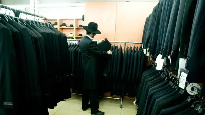 "רשת המקום הנכון", חנות אופנת עילית לגברים חרדים, כפר חב"ד "רשת המקום הנכון", חנות אופנת עילית לגברים חרדים, כפר חב"ד