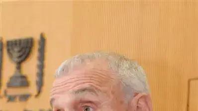 השר לביטחון פנים יצחק אהרונוביץ' מכריז על יוחנן דנינו כמפכ"ל החדש של משטרת ישראל, דצמבר 2010 השר לביטחון פנים יצחק אהרונוביץ' מכריז על יוחנן דנינו כמפכ"ל החדש של משטרת ישראל, דצמבר 2010