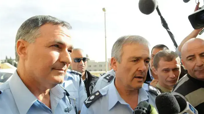 המפכ"ל הנוכחי דודי כהן יחד עם המפכ"ל המיועד יוחנן דנינו דקות לאחר ההכרזה על מינויו, דצמבר 2010 המפכ"ל הנוכחי דודי כהן יחד עם המפכ"ל המיועד יוחנן דנינו דקות לאחר ההכרזה על מינויו, דצמבר 2010