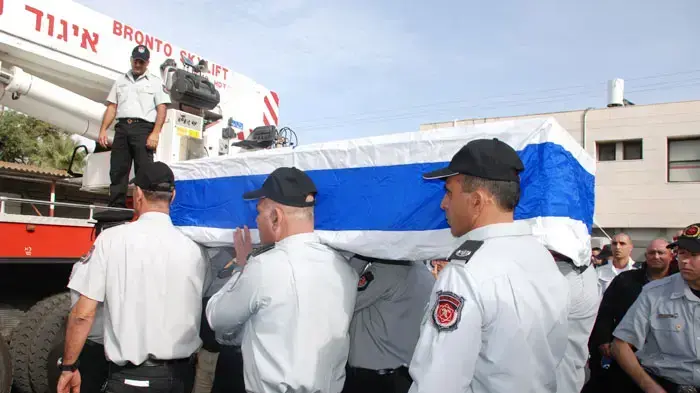 ארונו של דני חייט שנספה בשריפה בכרמל מובל על גב כבאית בתחנת הכיבוי שלו בעפולה, דצמבר 2010 ארונו של דני חייט שנספה בשריפה בכרמל מובל על גב כבאית בתחנת הכיבוי שלו בעפולה, דצמבר 2010