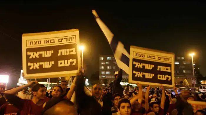 הפגנה בבת ים בתמיכה למכתב הרבנים נגד השכרת ומכירת דירות לערבית, דצמבר 2010 הפגנה בבת ים בתמיכה למכתב הרבנים נגד השכרת ומכירת דירות לערבית, דצמבר 2010