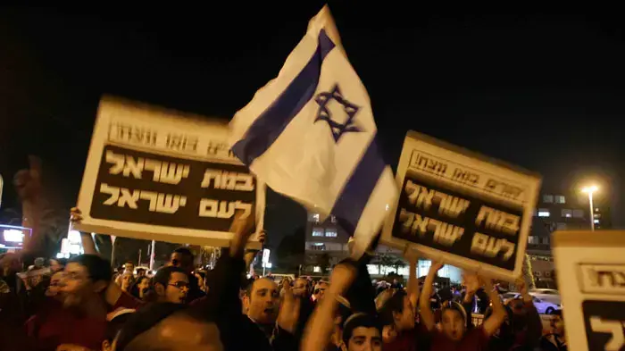 הפגנה בבת ים בתמיכה למכתב הרבנים נגד השכרת ומכירת דירות לערבית, דצמבר 2010 הפגנה בבת ים בתמיכה למכתב הרבנים נגד השכרת ומכירת דירות לערבית, דצמבר 2010