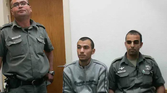 אמיל בוסקילה בהארכת מעצר לאחר שרצח את אביו בזמן שבעה משפחתית, דצמבר 2010 אמיל בוסקילה בהארכת מעצר לאחר שרצח את אביו בזמן שבעה משפחתית, דצמבר 2010