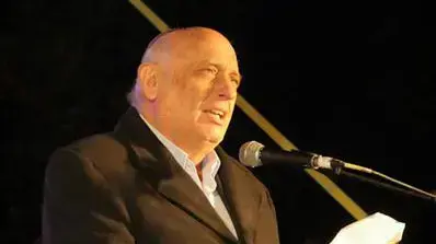 פרופסור הלל וייס בהפגנת ימין בכיכר ציון, ירושלים, תחת הסיסמא: "אומרים כן לבנייה ולא לויתורים", דצמבר 2010 פרופסור הלל וייס בהפגנת ימין בכיכר ציון, ירושלים, תחת הסיסמא: "אומרים כן לבנייה ולא לויתורים", דצמבר 2010