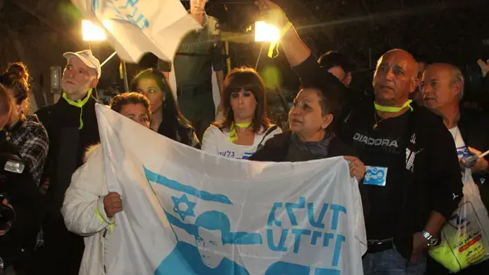 מטה המאבק למען שליט מול בית ראש הממשלה בקיסריה מטה המאבק למען שליט מול בית ראש הממשלה בקיסריה