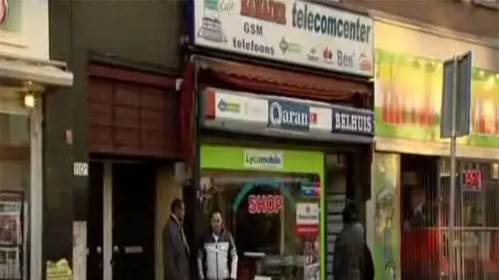 קפה אינטרנט ברוטרדם שהמשטרה פשטה עליו במסגרת חקירת התארגנות טרור, שהובילה למעצר 12 סומלים קפה אינטרנט ברוטרדם שהמשטרה פשטה עליו במסגרת חקירת התארגנות טרור, שהובילה למעצר 12 סומלים