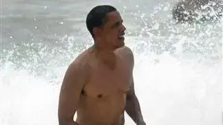 ברק אובמה תופס גלים בהוואי, אוגוסט 2008 ברק אובמה תופס גלים בהוואי, אוגוסט 2008