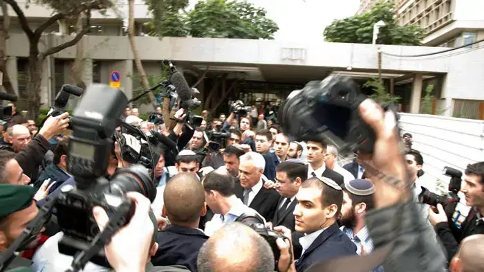 משה קצב ביציאה מבית המשפט, דצמבר 2010