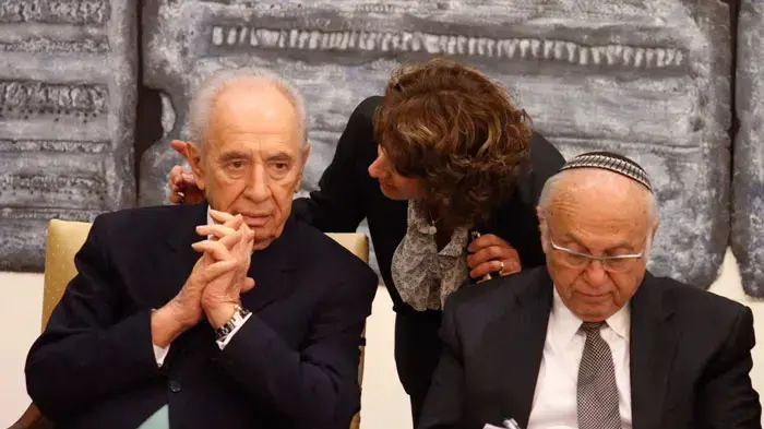 נשיא המדינה שמעון פרס שומע על הכרעת הדין של הנשיא לשעבר, משה קצב במהלך טקס השבעת שופטים במשכן הנשיא, דצמבר 2010 נשיא המדינה שמעון פרס שומע על הכרעת הדין של הנשיא לשעבר, משה קצב במהלך טקס השבעת שופטים במשכן הנשיא, דצמבר 2010