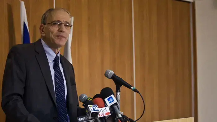 משה לדור, פרקליט המדינה, במסיבת עיתונאים בעקבות הרשעת הנשיא לשעבר משה קצב באונס, דצמבר 2010 משה לדור, פרקליט המדינה, במסיבת עיתונאים בעקבות הרשעת הנשיא לשעבר משה קצב באונס, דצמבר 2010