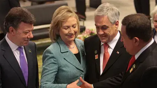 הוגו צ'אווס והילרי קלינטון נפגשים ולוחצים ידיים בהשבעת נשיאת ברזיל הוגו צ'אווס והילרי קלינטון נפגשים ולוחצים ידיים בהשבעת נשיאת ברזיל
