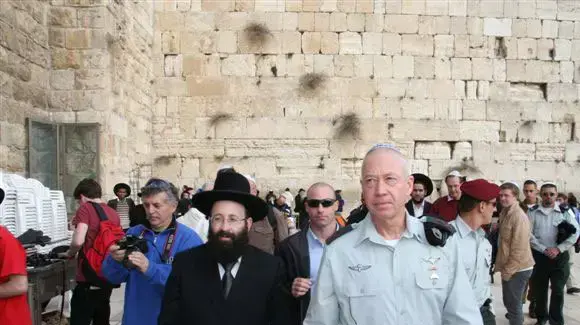 הרמטכ"ל הנבחר יואב גלנט בביקור בכותל המערבי בירושלים, ינואר 2011 הרמטכ"ל הנבחר יואב גלנט בביקור בכותל המערבי בירושלים, ינואר 2011