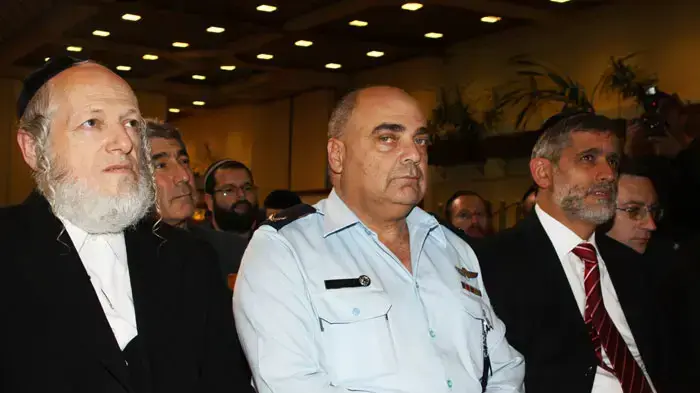 שר הפנים אלי ישי ויו"ר זק"א, יהודה משי זהב בהשקת טרקטרוני כיבוי של זק"א לזכרם של הנספים בכרמל, ינואר 2011 שר הפנים אלי ישי ויו"ר זק"א, יהודה משי זהב בהשקת טרקטרוני כיבוי של זק"א לזכרם של הנספים בכרמל, ינואר 2011