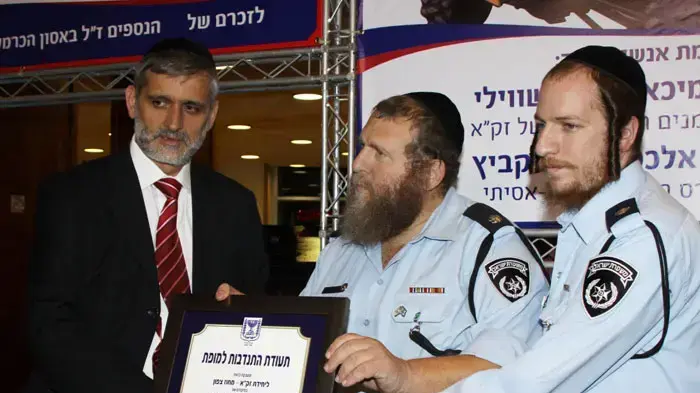 מפקד זק"א צפון, אנשיל פרידמן ושר הפנים אלי ישי בהשקת טרקטרוני כיבוי של זק"א לזכרם של הנספים בכרמל, ינואר 2011 מפקד זק"א צפון, אנשיל פרידמן ושר הפנים אלי ישי בהשקת טרקטרוני כיבוי של זק"א לזכרם של הנספים בכרמל, ינואר 2011