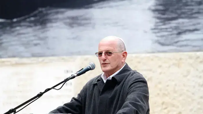 אלוף במילואים יוסי פלד בטקס הזיכרון לחללי צוללת אחי דקר, ינואר 2011 אלוף במילואים יוסי פלד בטקס הזיכרון לחללי צוללת אחי דקר, ינואר 2011