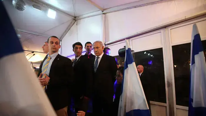 משפחות שכולות מאסון האוטובוס בשריפה בכרמל מפריעות למהלך נאומו של ראש הממשלה בטקס האזכרה למשפחותיהם בדרישה להוציא את אלי ישי מהאולם, ינואר 2011 משפחות שכולות מאסון האוטובוס בשריפה בכרמל מפריעות למהלך נאומו של ראש הממשלה בטקס האזכרה למשפחותיהם בדרישה להוציא את אלי ישי מהאולם, ינואר 2011