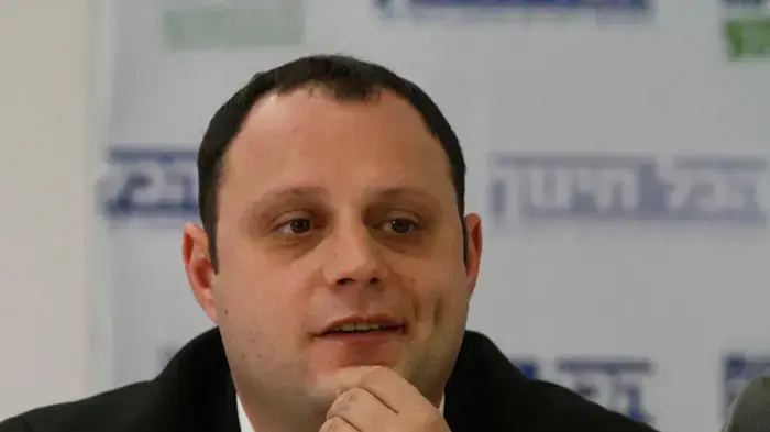 ח"כ אלכס מילר במסיבת עיתונאים של תנועת הכול חינוך, ינואר 2011 ח"כ אלכס מילר במסיבת עיתונאים של תנועת הכול חינוך, ינואר 2011