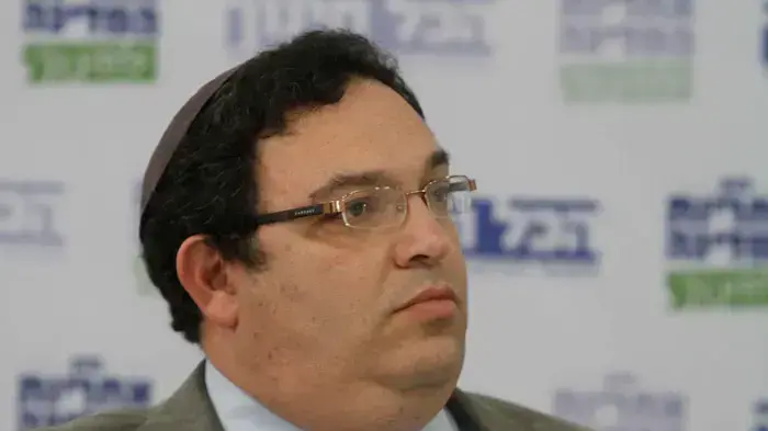 הרב שי פירון במסיבת עיתונאים של תנועת הכול חינוך, ינואר 2011 הרב שי פירון במסיבת עיתונאים של תנועת הכול חינוך, ינואר 2011