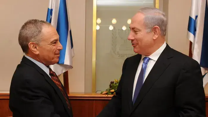 ראש הממשלה בנימין נתניהו מקבל את הדו"ח על מיסוי הגז מהפרופסור איתן ששינסקי, ינואר 2011 ראש הממשלה בנימין נתניהו מקבל את הדו"ח על מיסוי הגז מהפרופסור איתן ששינסקי, ינואר 2011