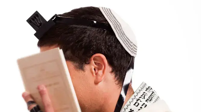 נער דתי מתפלל נער דתי מתפלל