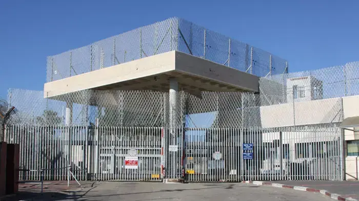 איציק אברג'יל עוזב את כלא רימונים, בדרך להסגרתו לארה"ב יחד עם אחיו מאיר אברג'יל, ינואר 2011 איציק אברג'יל עוזב את כלא רימונים, בדרך להסגרתו לארה"ב יחד עם אחיו מאיר אברג'יל, ינואר 2011
