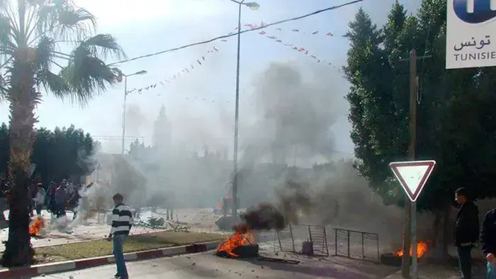 מפגינים בעיר רגב בטוניסיה מפגינים בעיר רגב בטוניסיה