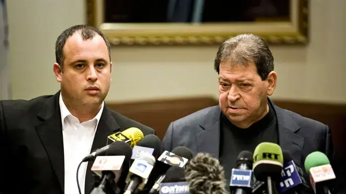 בנימין בן אליעזר וחיליק בר במסיבת עיתונאים, בהודעה על פרישתו של בן אליעזר מהממשלה, ינואר 2011 בנימין בן אליעזר וחיליק בר במסיבת עיתונאים, בהודעה על פרישתו של בן אליעזר מהממשלה, ינואר 2011