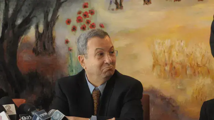 אהוד ברק במסיבת העיתונאים בה פרש ממפלגת העבודה, ינואר 2011 אהוד ברק במסיבת העיתונאים בה פרש ממפלגת העבודה, ינואר 2011