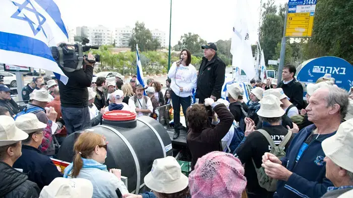 היום הראשון של מסע האלונקות, צעדת מחאה מהבקו"ם לירושלים, כנגד ההשתמטות, ינואר 2011