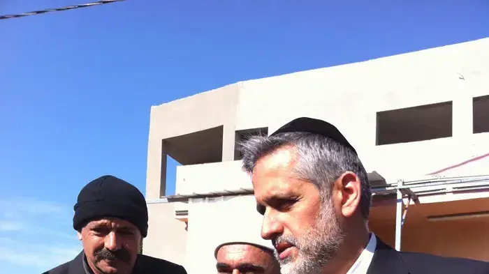 שר הפנים אלי ישי בניחום אבלים בבית משפחת עאדל טאפש שנהרג באסון הכרמל, בית ג'אן, ינואר 2011 שר הפנים אלי ישי בניחום אבלים בבית משפחת עאדל טאפש שנהרג באסון הכרמל, בית ג'אן, ינואר 2011