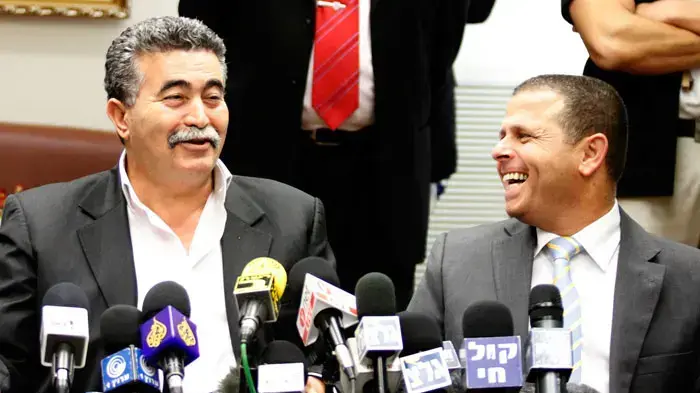 מסיבת עיתונאים של עמיר פרץ, דניאל בן סימון וראלב מג'אדלה בעקבות פרישתו של אהוד ברק ממפלגת העבודה, ינואר 2011 מסיבת עיתונאים של עמיר פרץ, דניאל בן סימון וראלב מג'אדלה בעקבות פרישתו של אהוד ברק ממפלגת העבודה, ינואר 2011