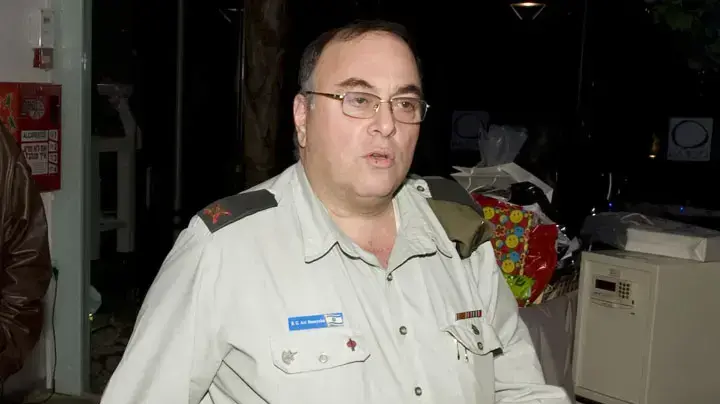 דובר צה"ל תא"ל אבי בניהו מגיע למסיבת יום ההולדת של השר יוסי פלד דובר צה"ל תא"ל אבי בניהו מגיע למסיבת יום ההולדת של השר יוסי פלד