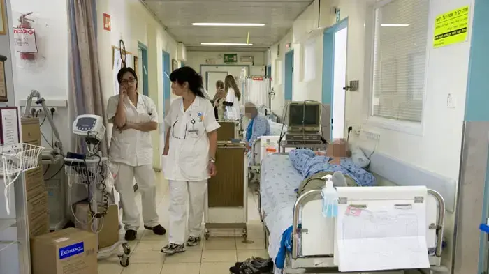 עומס במסדרונות בית החולים איכילוב בעקבות עיצומי האחיות, ינואר 2011 עומס במסדרונות בית החולים איכילוב בעקבות עיצומי האחיות, ינואר 2011