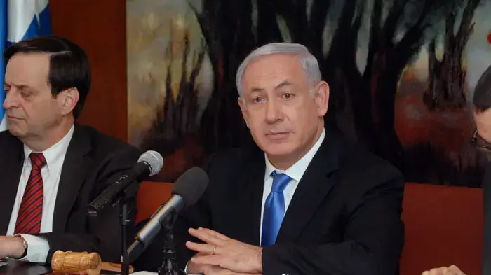 ראש הממשלה, בנימין נתניהו, בישיבת ממשלה מיוחדת, לאישור מינויים של מתן וילנאי ואורית נוקד, אחרי פרישתם ממפלגת העבודה ינואר 2011 ראש הממשלה, בנימין נתניהו, בישיבת ממשלה מיוחדת, לאישור מינויים של מתן וילנאי ואורית נוקד, אחרי פרישתם ממפלגת העבודה ינואר 2011