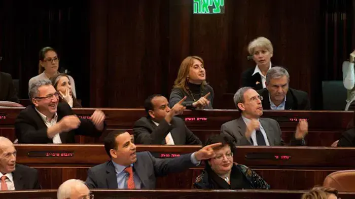 חברי סיעת קדימה "מטהרים את האוויר המסריח" כלשונם שנוצר על ידי בנימין נתניהו וחברי ממשלתו, ינואר 2011 חברי סיעת קדימה "מטהרים את האוויר המסריח" כלשונם שנוצר על ידי בנימין נתניהו וחברי ממשלתו, ינואר 2011