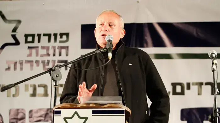 אבי דיכטר בעצרת בכיכר פריז, במסגרת מסע האלונקות בן 3 ימים כמחאה על השתמטות, ינואר 2011 אבי דיכטר בעצרת בכיכר פריז, במסגרת מסע האלונקות בן 3 ימים כמחאה על השתמטות, ינואר 2011